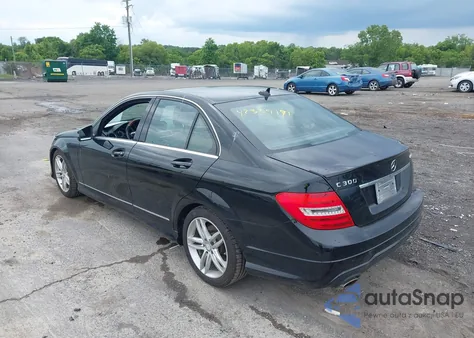 2012 Mercedes-Benz C 300 Luxury 4Matic/Sport 4Matic из США, поврежденный, VIN WDDGF8BB9CR205106